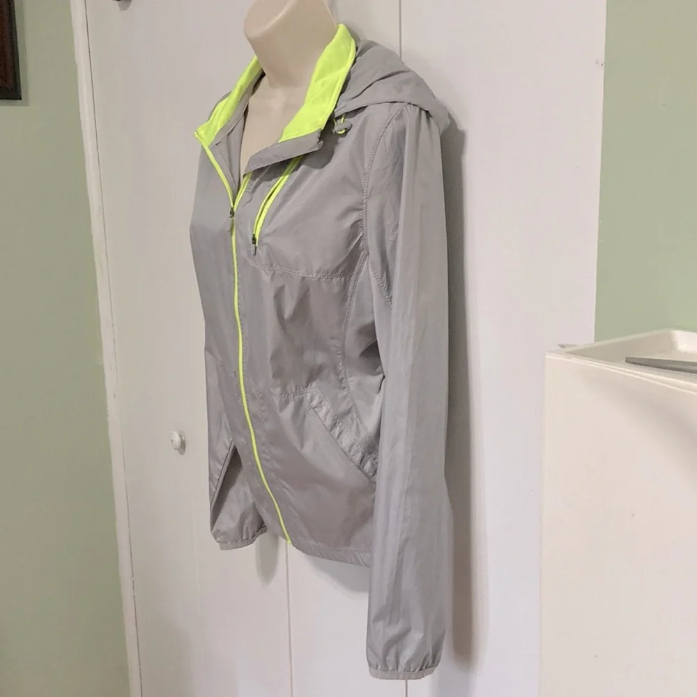 DANSKIN NOW Windbreaker Runner Lightweight Jacket Silver Gray Neon Yellow Medium